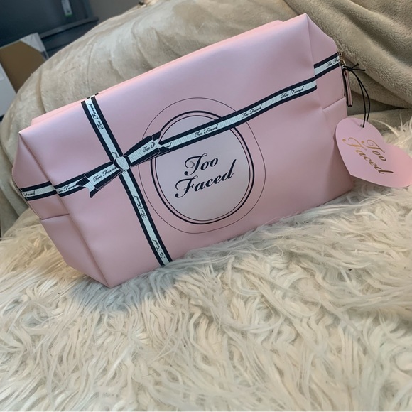 💗NWT💗 Pink, Too-Faced brand makeup bag with gold zipper - Picture 10 of 10
